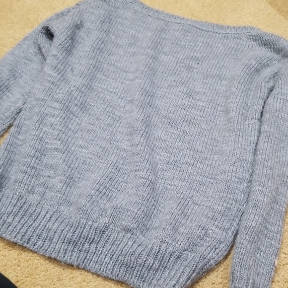 A grey aeropostale sweater with a white star - Picture 2 of 4